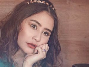 Prilly Latuconsina Ngelamunin Apa Sih?