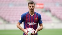 Lenglet baru didatangkan dari Sevilla di bursa transfer musim panas ini. Ia ditransfer senilai 35,9 juta euro dengan kontrak berdurasi lima musim sampai 2023. (Foto: Albert Gea/Reuters)