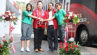 Kerjasama itu dilakukan dan diluncurkan di kawasan Gelora Bung Karno (GBK), Senayan, pada Minggu (22/7/2018). Hadir dalam peluncuran pelaksana tugas Ketua Umum PSSI Joko Driyono, perwakilan sponsor penyedia bus Martin Sofian, dan dua penggawa timnas putri, Zahra Muzdalifah dan Dhanielle Daphne.