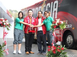 Kerjasama itu dilakukan dan diluncurkan di kawasan Gelora Bung Karno (GBK), Senayan, pada Minggu (22/7/2018). Hadir dalam peluncuran pelaksana tugas Ketua Umum PSSI Joko Driyono, perwakilan sponsor penyedia bus Martin Sofian, dan dua penggawa timnas putri, Zahra Muzdalifah dan Dhanielle Daphne.