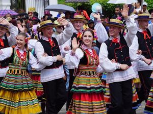 Budaya Adat Lokal dan Asing Tumpah Ruah di Parade Erau Kutai