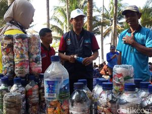 Keseruan Warga Pacitan Bikin Ecobrick dari Sampah Plastik di Pantai