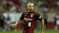 Meski sudah pindah ke Liga Jepang, Andres Iniesta tetap dianggap sebagai gelandang terbaik. Penilaian itu diberikan untuk performa pada periode 3 Juli 2017-15 Juli 2018 (Buddhika Weerasinghe/Getty Images)