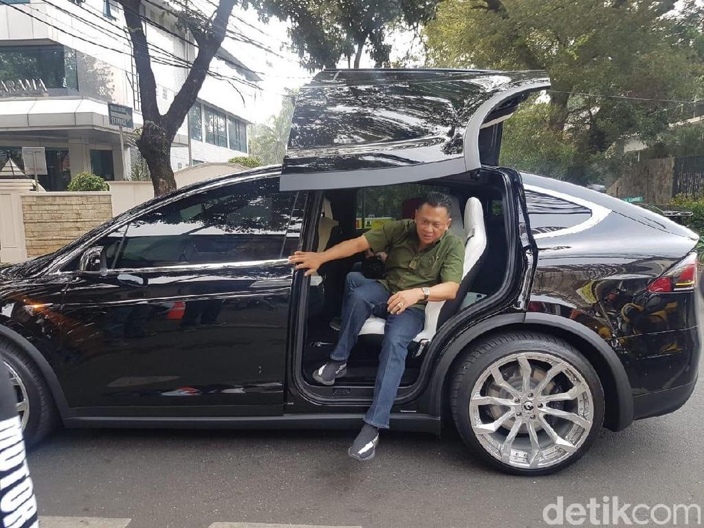 Ketua DPR Berbagi Untungnya Naik Mobil Listrik, Hemat Banget! Ketua DPR Berbagi Untungnya Naik Mobil Listrik, Hemat Banget!