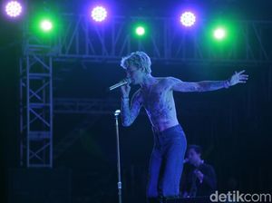 Penampilan Panas The Neighbourhood Bikin Penonton Gregetan Penampilan Panas The Neighbourhood Bikin Penonton Gregetan