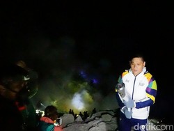 Pino Bahari Kawal Obor Asian Games 2018 di Kawah Ijen