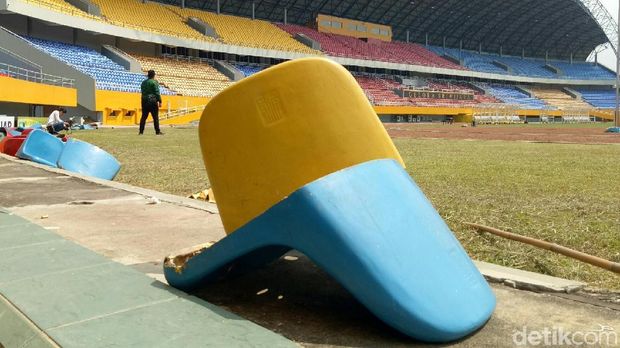 Tribune di Stadion Jakabaring dirusak suporter.  