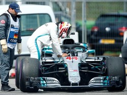 Saat Hamilton Berupaya Keras Dorong Mobilnya di Kualifikasi GP Jerman