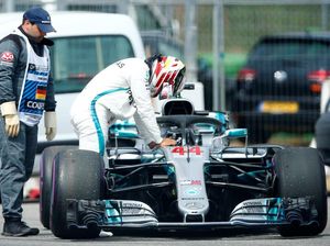 Saat Hamilton Berupaya Keras Dorong Mobilnya di Kualifikasi GP Jerman Saat Hamilton Berupaya Keras Dorong Mobilnya di Kualifikasi GP Jerman