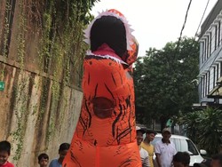 Lucunya Richard Kyle Jadi Dinosaurus di Ultah El Barack