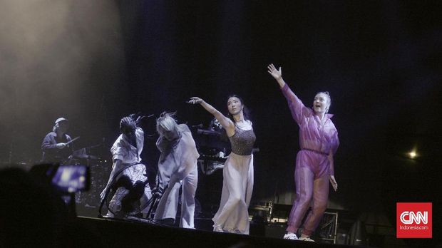 Lorde kompak bersama penari latarnya.