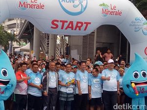 Sandiaga Lari Bareng Warga di Car Free Day