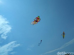 Layang-layang Berbagai Bentuk Warnai Langit Ponorogo