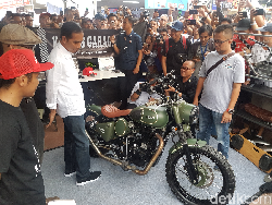 Jokowi Tengok Motor Modif Anaknya