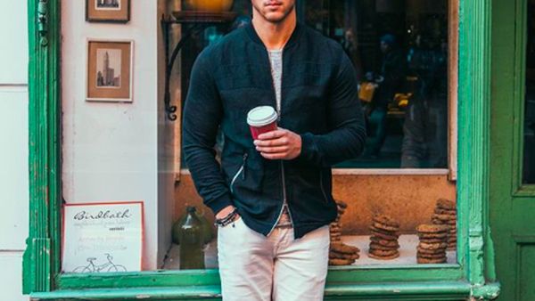 Tampannya Nick Jonas Saat Menikmati Kopi hingga Pizza Favoritnya