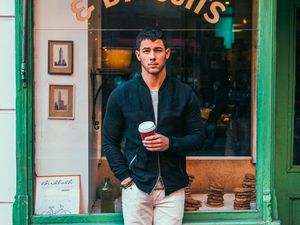 Tampannya Nick Jonas Saat Menikmati Kopi hingga Pizza Favoritnya