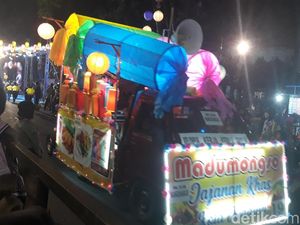HUT Kota Madiun Dimeriahkan Pawai Budaya Madu Mongso Raksasa