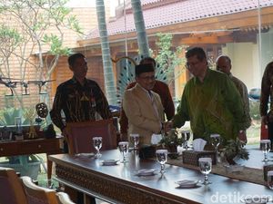 Menlu Malaysia Silaturahmi ke Kediaman BJ Habibie Menlu Malaysia Silaturahmi ke Kediaman BJ Habibie