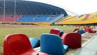Bangku penonton tampak copok dan berserakan di lapangan.
