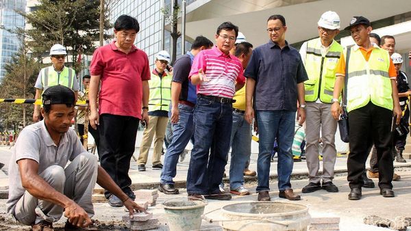 Gaya Anies Tinjau Revitalisasi Trotoar di Sudirman-Thamrin