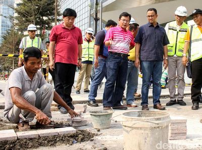 Gaya Anies Tinjau Revitalisasi Trotoar di Sudirman-Thamrin