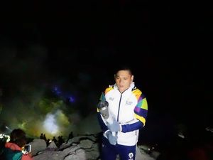 Saat Api Asian Games Bertemu Api Biru Kawah Ijen