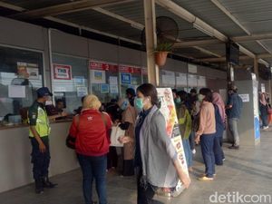 Ada 7 Loket Tiket Kertas di Stasiun Bekasi, Antrean Lancar
