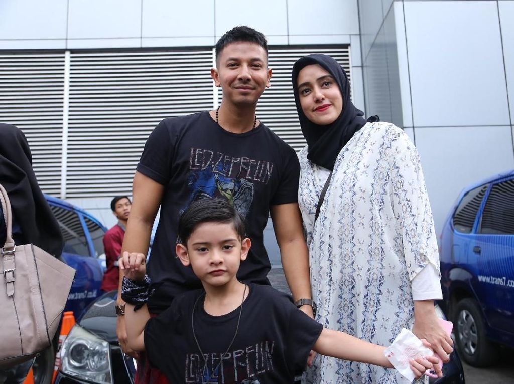 Sonny Septian Protes Tak Diundang ke Pernikahan Eza Gionino Sonny Septian Protes Tak Diundang ke Pernikahan Eza Gionino