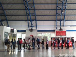 Vending Machine Belum Bisa Dipakai, Penumpang Beli Tiket di Loket