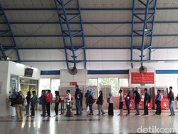 Vending Machine Belum Bisa Dipakai, Penumpang Beli Tiket di Loket