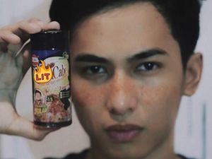 Pria Ini Ikuti Tren Makeup Freckles Pakai Bubuk Cabai, Ngenes Tapi Kocak