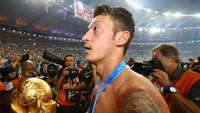 Meski tak semenonjol di turnamen sebelumnya, Oezil sukses membawa pulang trofi. Dia mencetak gol dan bikin dua assist selama turnamen. (Foto: Martin Rose/Getty Images)