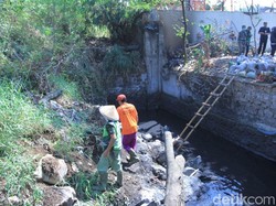 Satgas Citarum Cor Saluran Limbah Pabrik di Dayeuhkolot Bandung