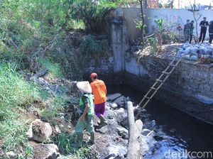 Satgas Citarum Cor Saluran Limbah Pabrik di Dayeuhkolot Bandung Satgas Citarum Cor Saluran Limbah Pabrik di Dayeuhkolot Bandung