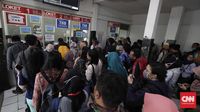 Gangguan Tiket, Antrean Penumpang Mengular di Stasiun Juanda 