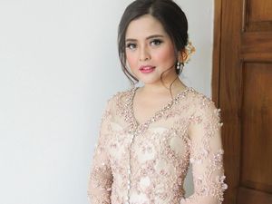 10 Inspirasi Kebaya Lamaran dari Artis Indonesia, Bikin Kamu Cantik 10 Inspirasi Kebaya Lamaran dari Artis Indonesia, Bikin Kamu Cantik