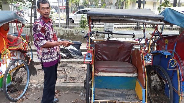Becak Sang Ayah Ini Antar Hera Lulus ITB
