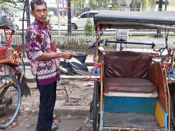 Becak Sang Ayah Ini Antar Hera Lulus ITB