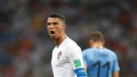 Kekecewaan tak mampu dibendung oleh salah satu legenda bola dunia Christiano Ronaldo. Portugal harus terima ditundukkan Uruguay dengan skor akhir 1-2 di Babak 16 besar Piala Dunia 2018. Ronaldo tak mampu mengulang kejayaan Portugal saat berhasil menjadi juara Piala Eropa 2016 dan sekali lagi menahan impian menjadi juara Piala Dunia 2018. Julian Finney/Getty Images.