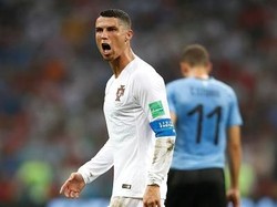 Kekecewaan tak mampu dibendung oleh salah satu legenda bola dunia Christiano Ronaldo. Portugal harus terima ditundukkan Uruguay dengan skor akhir 1-2 di Babak 16 besar Piala Dunia 2018. Ronaldo tak mampu mengulang kejayaan Portugal saat berhasil menjadi juara Piala Eropa 2016 dan sekali lagi menahan impian menjadi juara Piala Dunia 2018. Julian Finney/Getty Images.