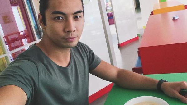 Gaya Makan Keren Yoshi Sudarso, Aktor Power Rangers Hollywood dari Indonesia