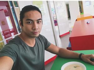 Gaya Makan Keren Yoshi Sudarso, Aktor Power Rangers Hollywood dari Indonesia