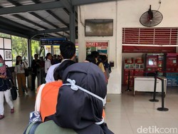 Di Stasiun Kalibata, Petugas Terus Informasikan soal Tiket Kertas
