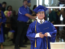 Anak Laki-laki Ini Lulus Kuliah di Usia 11 Tahun, Bikin Takjub