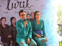 Di Sini Ada Sop Buntut dan Es Lurik Bikinan Ussy Sulistiawaty
