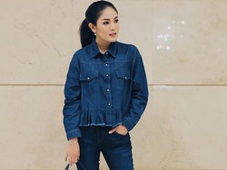 Nindy Terus Menangis di Samping Jenazah Sang Ayah