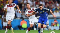 Piala Dunia 2014 jadi puncak sukses Oezil sebagai pesepakbola, dengan memenangi Piala Dunia bersama Jerman. Dia membantu Jerman mengatasi Argentina 1-0 di babak tambahan. (Foto: Matthias Hangst/Getty Images)