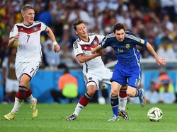 Piala Dunia 2014 jadi puncak sukses Oezil sebagai pesepakbola, dengan memenangi Piala Dunia bersama Jerman. Dia membantu Jerman mengatasi Argentina 1-0 di babak tambahan. (Foto: Matthias Hangst/Getty Images)