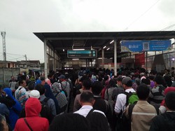Begini Biar Kaki Nggak Nyeri Karena Kelamaan Berdiri Antre Tiket Kertas KRL