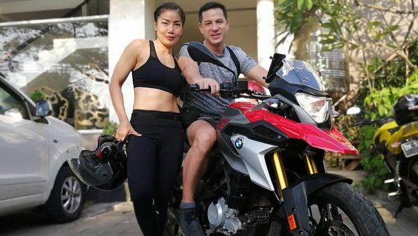 Makin Berumur Istri Ari Wibowo Makin Bugar dan Seksi, Apa Rahasianya?